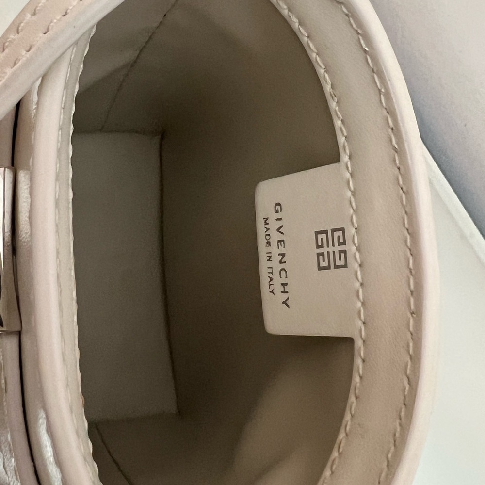 GIVENCHY Micro Shark Lock bucket bag in Box leather Ivory - Picture 8 of 16